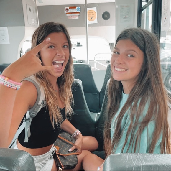 Meet your Poshers, Jenna and Taylor - Picture 1 of 3